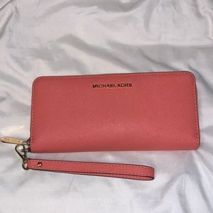 MICHAEL KORS CONTINENTAL WRISTLET